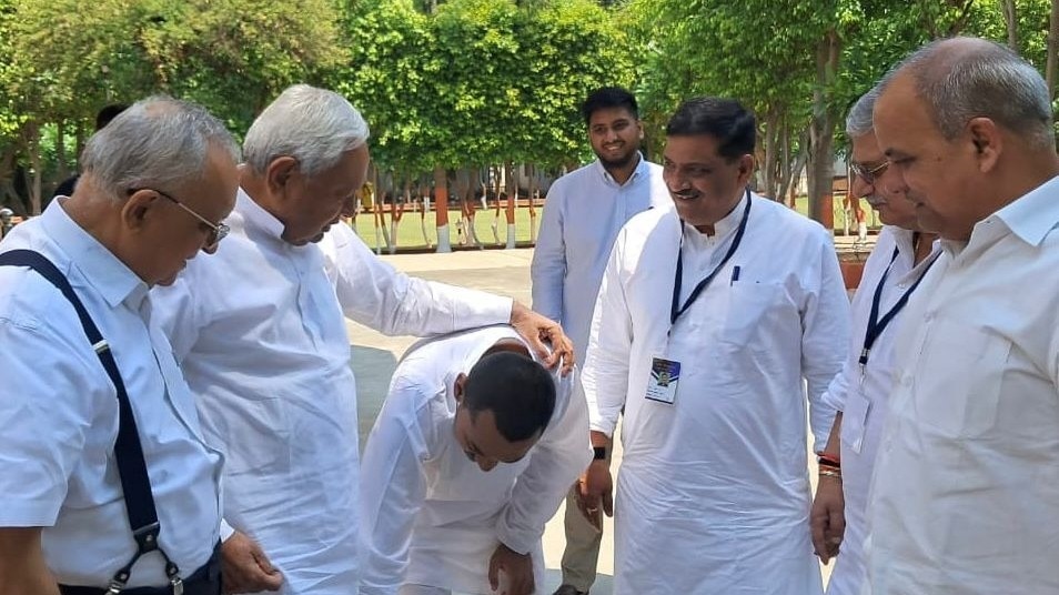 निशांत कुमार ने पिता नीतीश से लिया आशीर्वाद