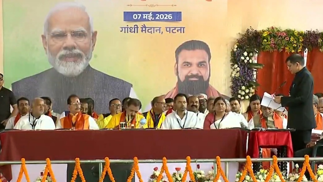 निशांत समेत 32 मंत्रियों ने ली शपथ, PM मोदी-नीतीश भी रहे मौजूद