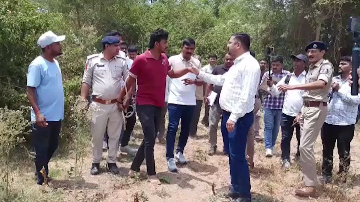 वारदात को लेकर आरोपी से पूछताछ कर रही पुलिस. (Photo: Screengrab)