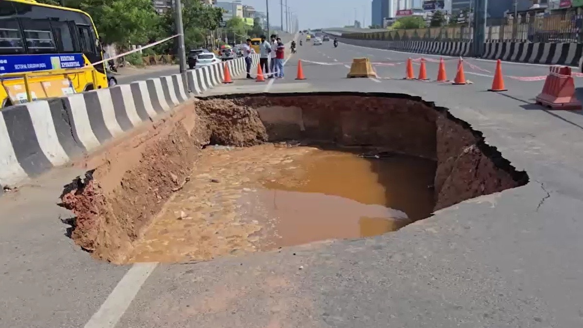  A 'Patal Lok'-like Pothole on Sohna Road