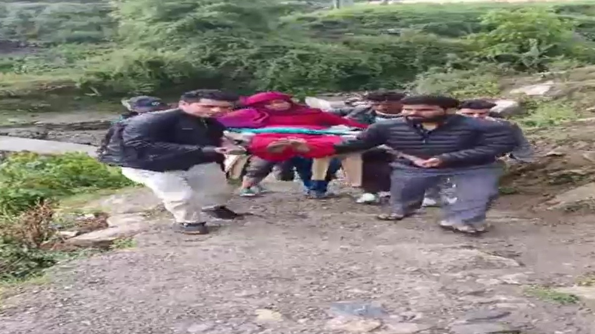 आलू रोपण के दौरान गिरी आकाशीय बिजली (Photo: Screengrab)