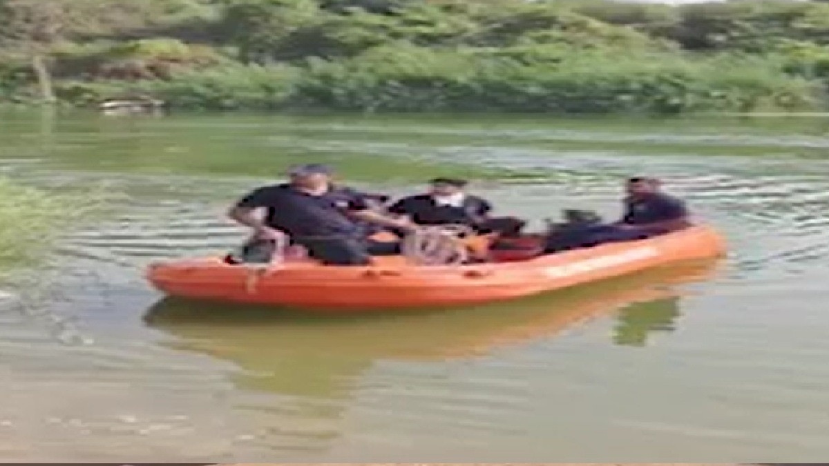 मगरमच्छ ने युवक को  गहरे पानी में खींचा (Photo: Screengrab)