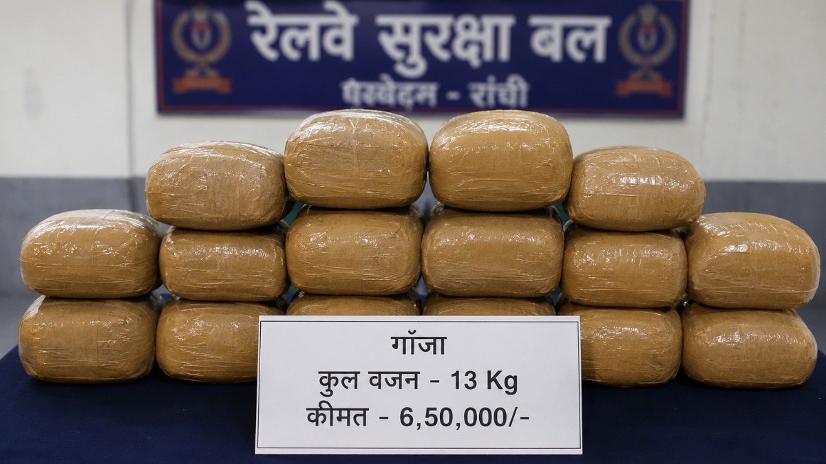 सीट के नीचे छुपा था नशे का बैग.(Photo: AI-generated)