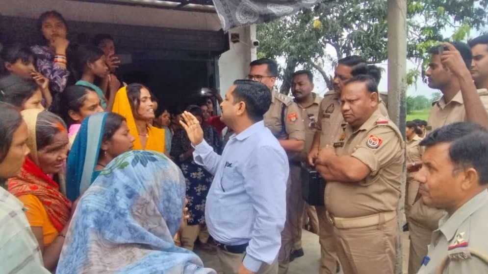 Women Clash with Police in Pilibhit (Photo: ITG)