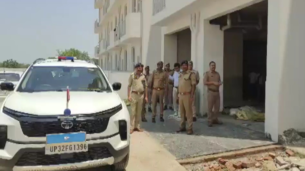 दो मजदूरों की हत्या की जांच करती पुलिस. (Photo: Screengrab)  