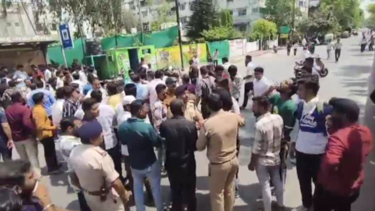 इंदौर में भिड़े नेता और पुलिस, सड़क पर मचा बवाल.(Photo:Screengrab)