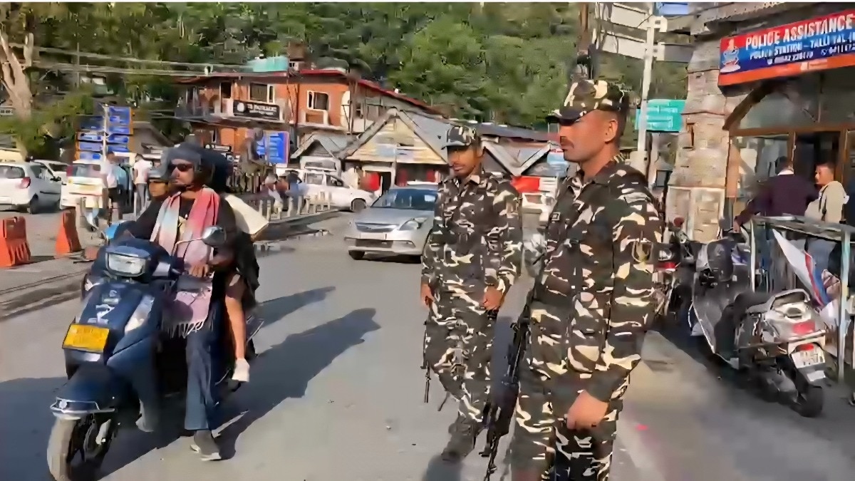 नैनीताल में ट्रैफिक व्यवस्था संभालेंगे SSB के जवान. (Photo: Lila Singh Bisht)