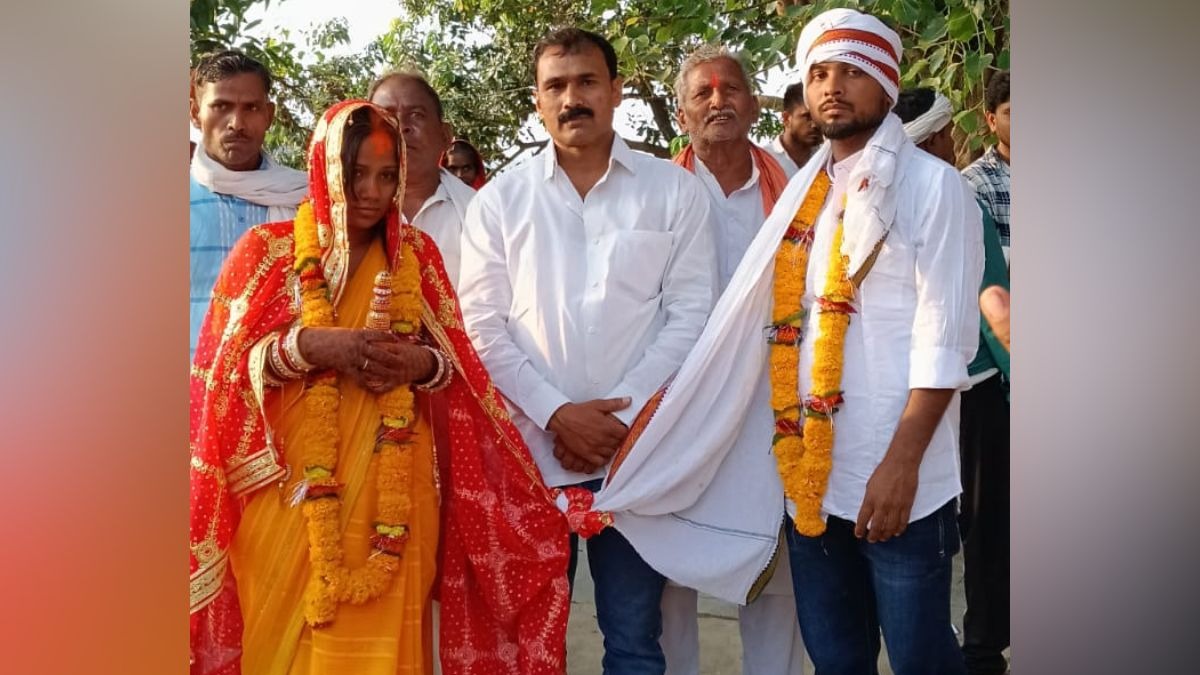 परिवार वालों ने प्रेमी से मंदिर में कराई शादी. (Photo: ITG)