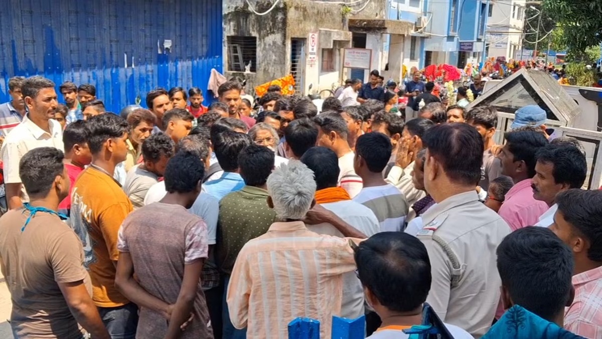 पुरुलिया मेडिकल कॉलेज के बाहर जुटे बीजेपी नेता और कार्यकर्ता. (Photo: ITG)