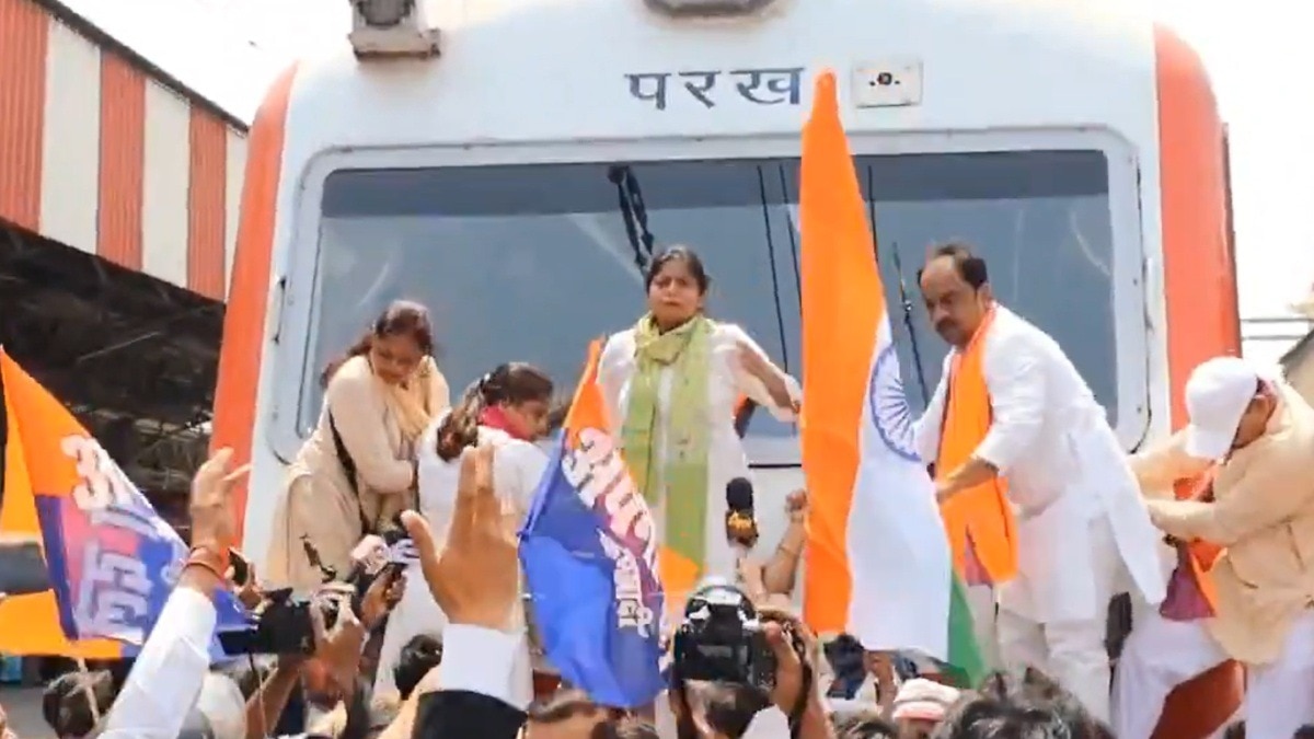 MLA पल्लवी पटेल पर FIR, लखनऊ में ट्रेन पर चढ़कर नारेबाजी करना पड़ा भारी