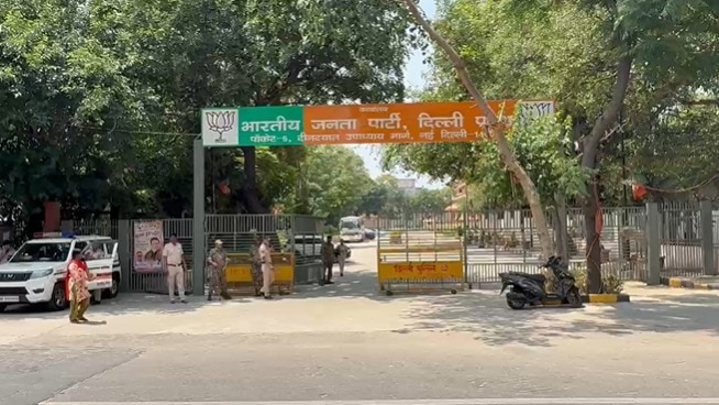 दिल्ली हाई अलर्ट पर! आतंकी हमले की आशंका से BJP मुख्यालय समेत राजधानी में सुरक्षा कड़ी