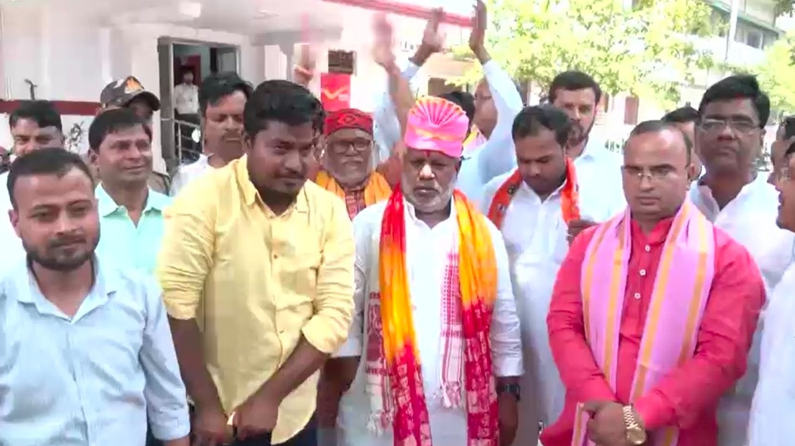 समर्थकों के बीच एमएलसी हंसराज विश्वकर्मा. (photo: Screengrabs)