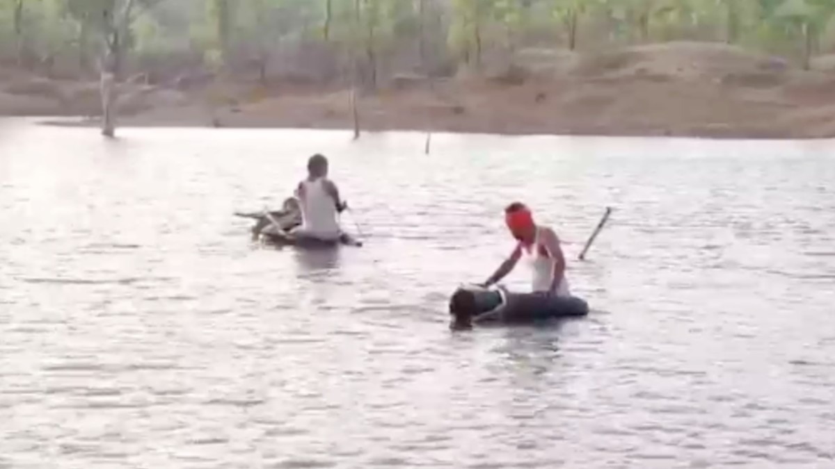 शव की तलाश में जुटी NDRF.(Photo:ITG)
