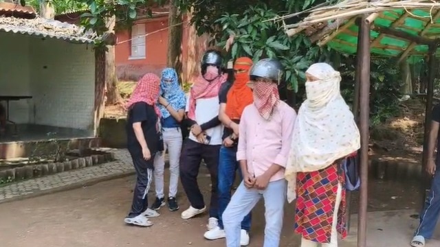 गांव में तनाव और प्रदर्शन.(Photo: Screengrab)
