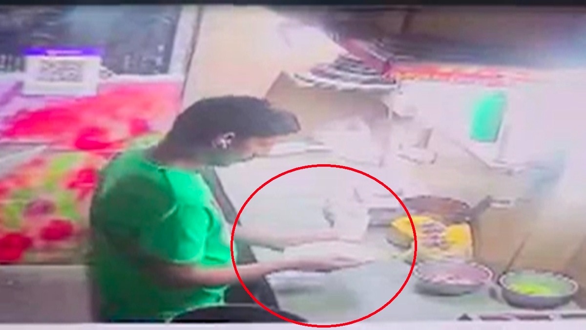 रेस्टोरेंट कर्मचारी थूककर बनाता था पिज्जा, फिर कर देता सर्व- VIDEO