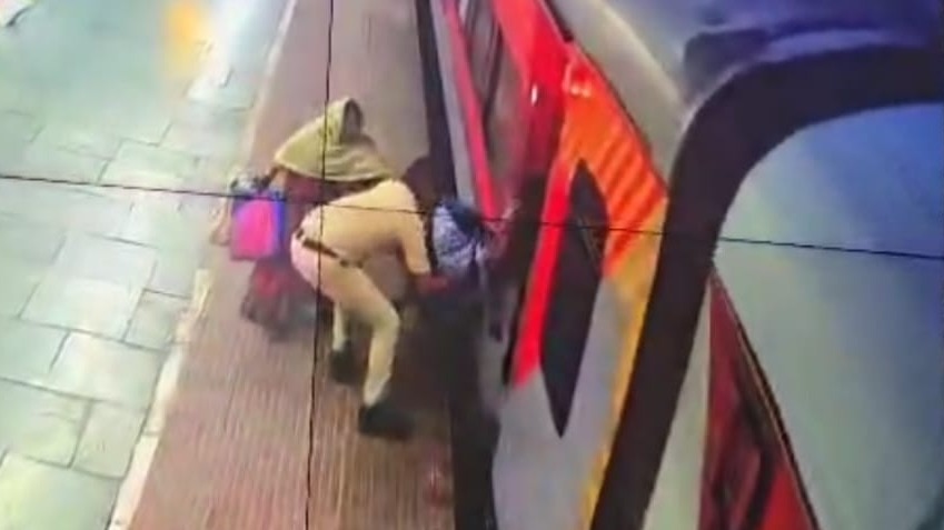 RPF जवान ने बचाई महिला की जान. (Photo: Bipil Rahul)