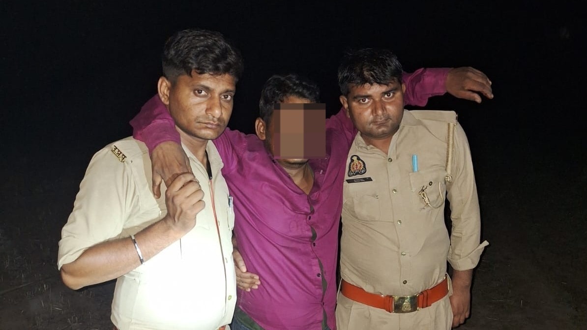 बदमाश को ले जाती हरदोई पुलिस (Photo : ITG)