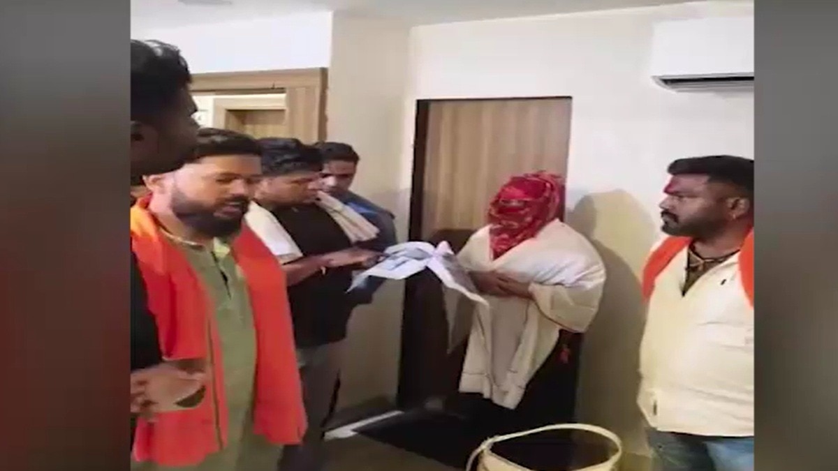 होटल में हंगामा करते बजरंग दल के कार्यकर्ता. (Photo: Screengrabs)