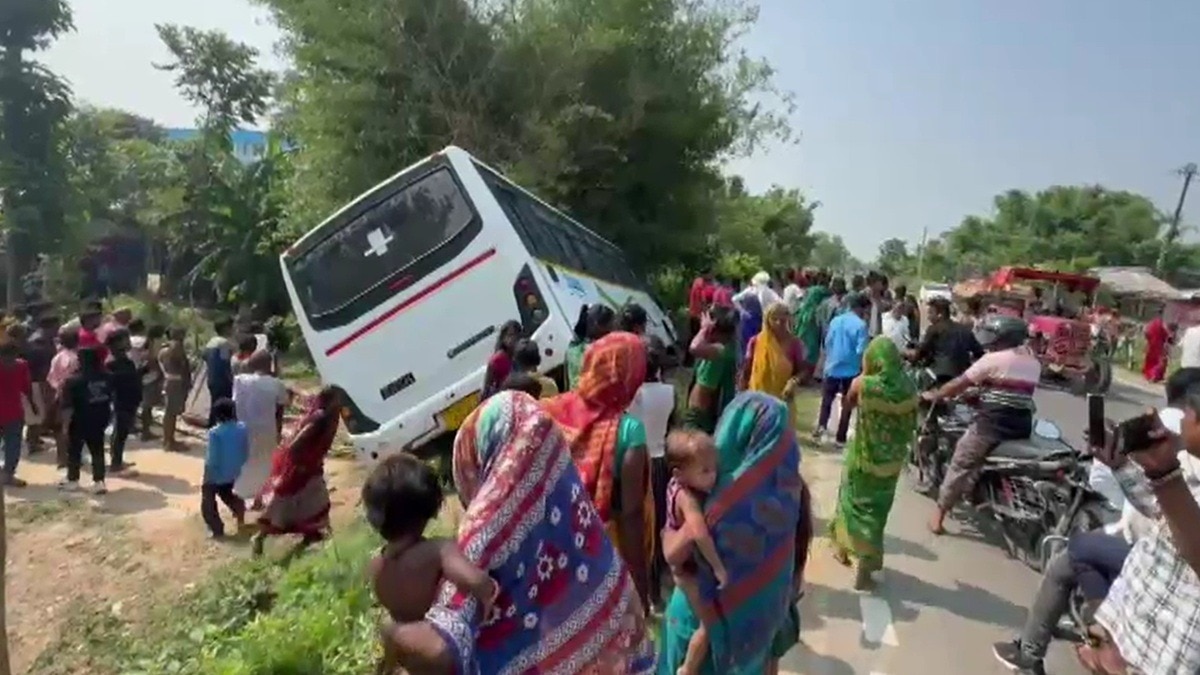 सुपौल में तेज रफ्तार बस का खौफनाक हादसा, तेज रफ्तार बस खाई में गिरी, बाल-बाल बची 30 यात्रियों की जान