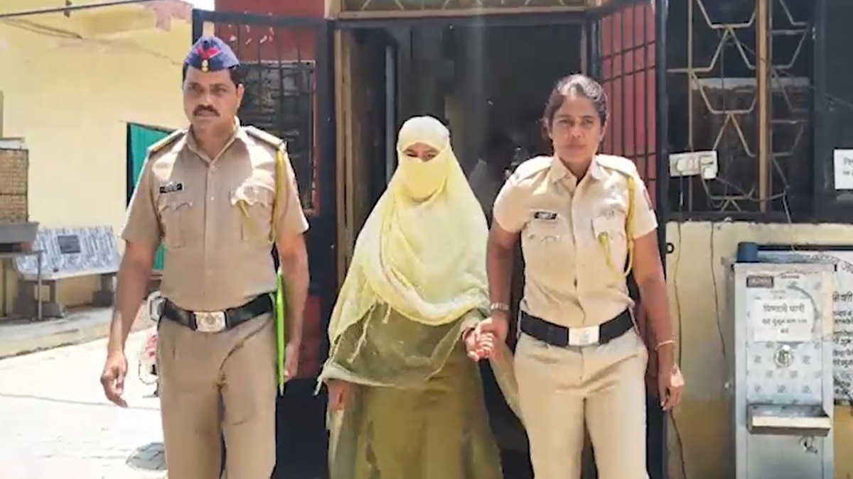 बांग्लादेशी युवती गिरफ्तार. (Photo: Screengrab) 