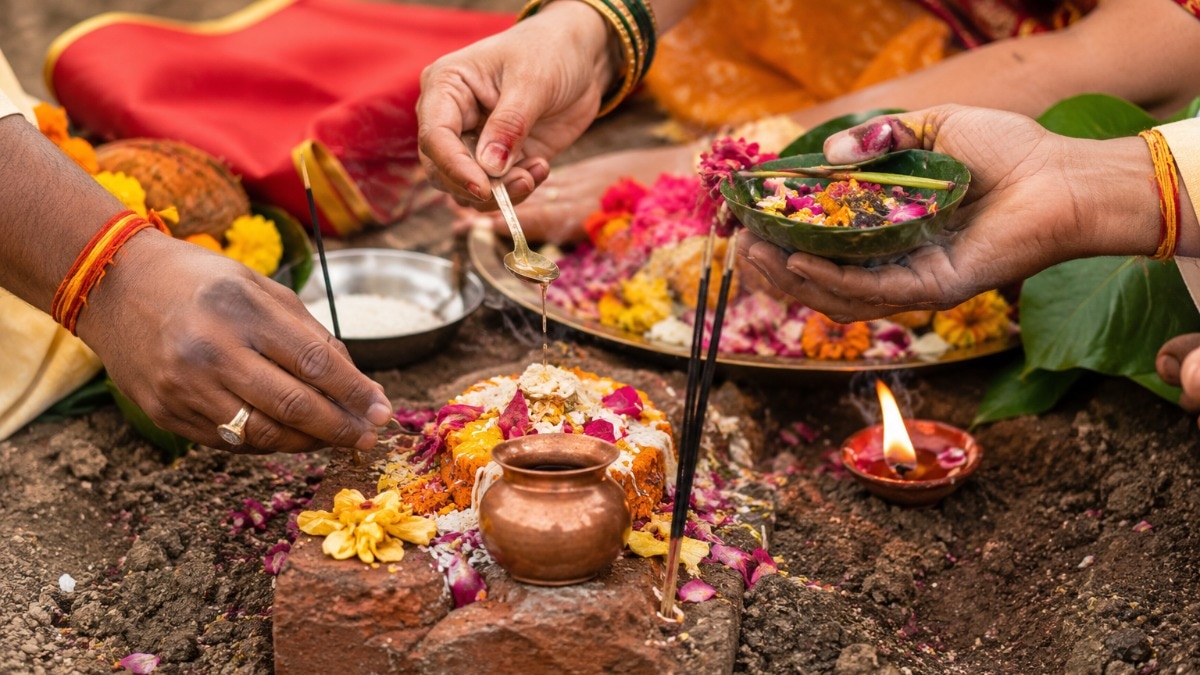 घर की नींव रखने के लिए शुभ मुहूर्त के अलावा सूर्य की स्थिति को समझना भी जरूरी है. (Photo: ITG)