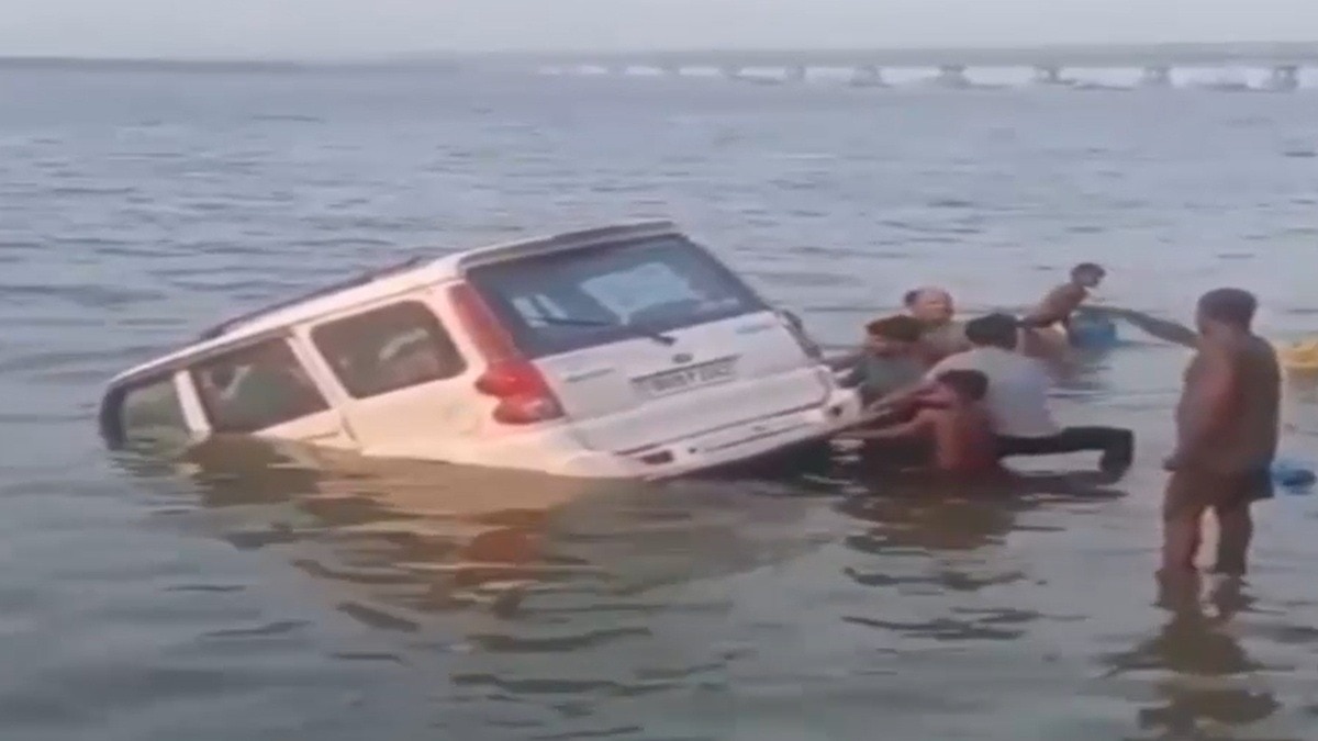 स्कॉर्पियो गंगा नदी में डूबी. (Photo: Screengrab)