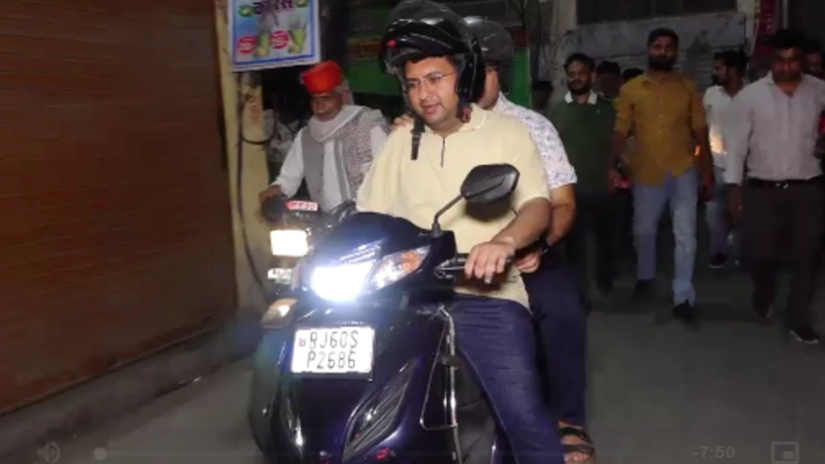 जब रात के अंधेरे में स्कूटी पर निकले कलेक्टर और कमिश्नर, बटोरी सुर्खियां