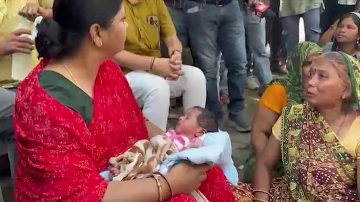 बिन मां का बच्चा लिए सड़क पर परिवार! कोटा में डिलीवरी के बाद गई थी जान