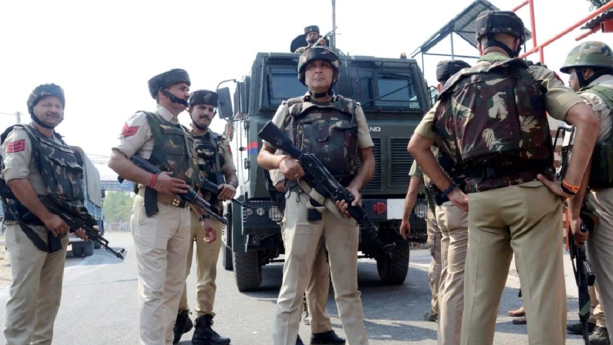 श्रीनगर में चेकिंग के दौरान दो संदिग्ध आतंकी गिरफ्तार, पिस्टल और LeT पोस्टर बरामद
