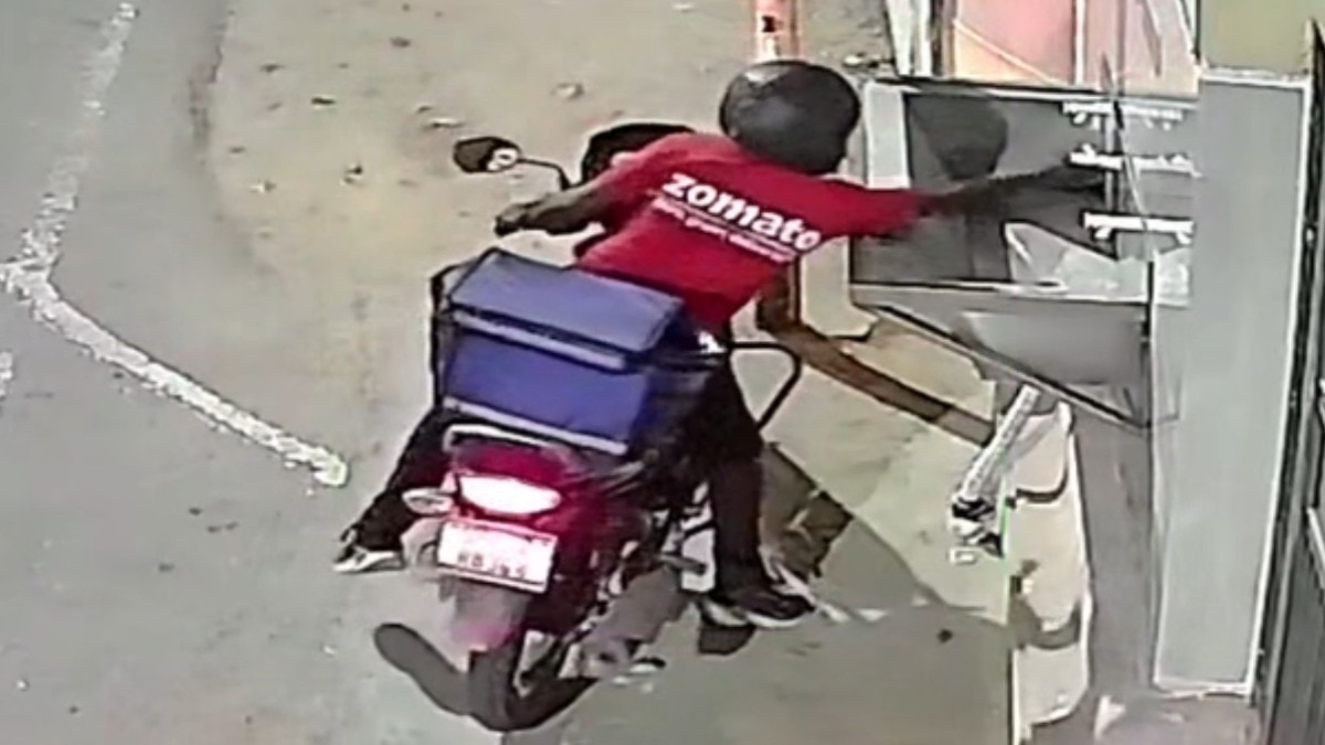 हापुड़: जोमैटो कर्मचारी ने मंदिर के प्याऊ चुराई टोटी, CCTV में हुआ कैद