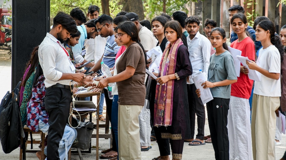 NEET UG परीक्षा रद्द, CBI करेगी पेपर लीक की जांच, इसी महीने हुआ था एग्जाम - neet exam cancel NTA Announces Fresh Schedule Soon cbi ntcpvp - AajTak