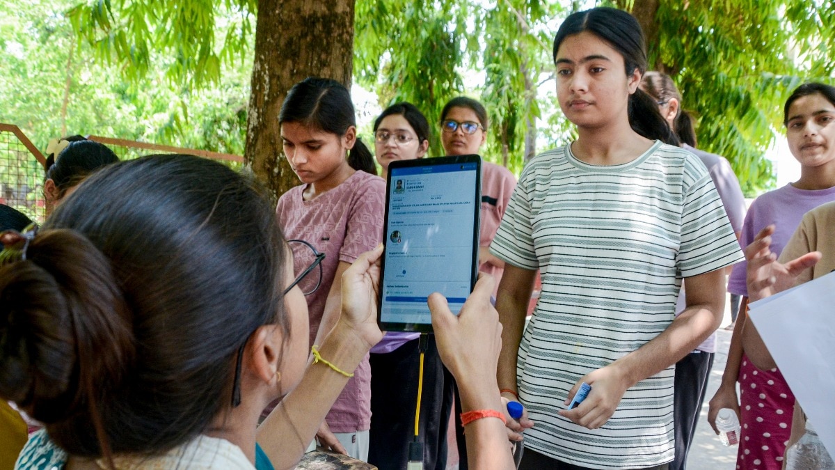 NEET UG 2026 परीक्षा में शामिल होने से पहले कानपुर में छात्रों की जांच करते शिक्षक (File Photo : PTI) 