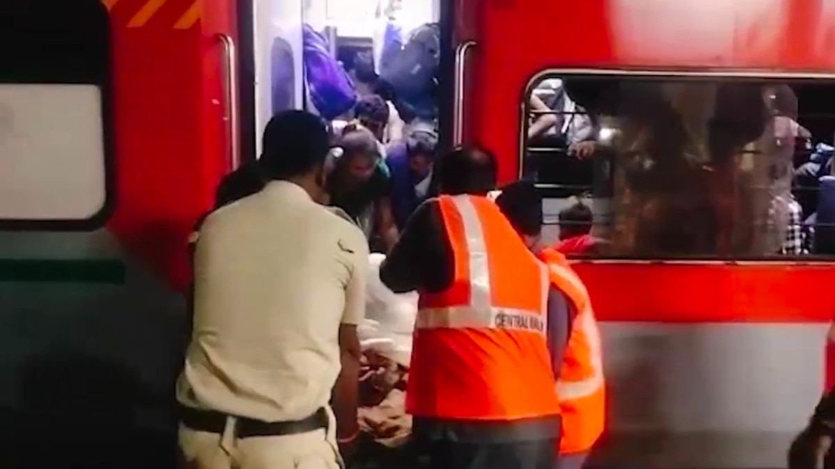 महिला ने ट्रेन में बच्चे को दिया जन्म. (Photo: Screengrabs)