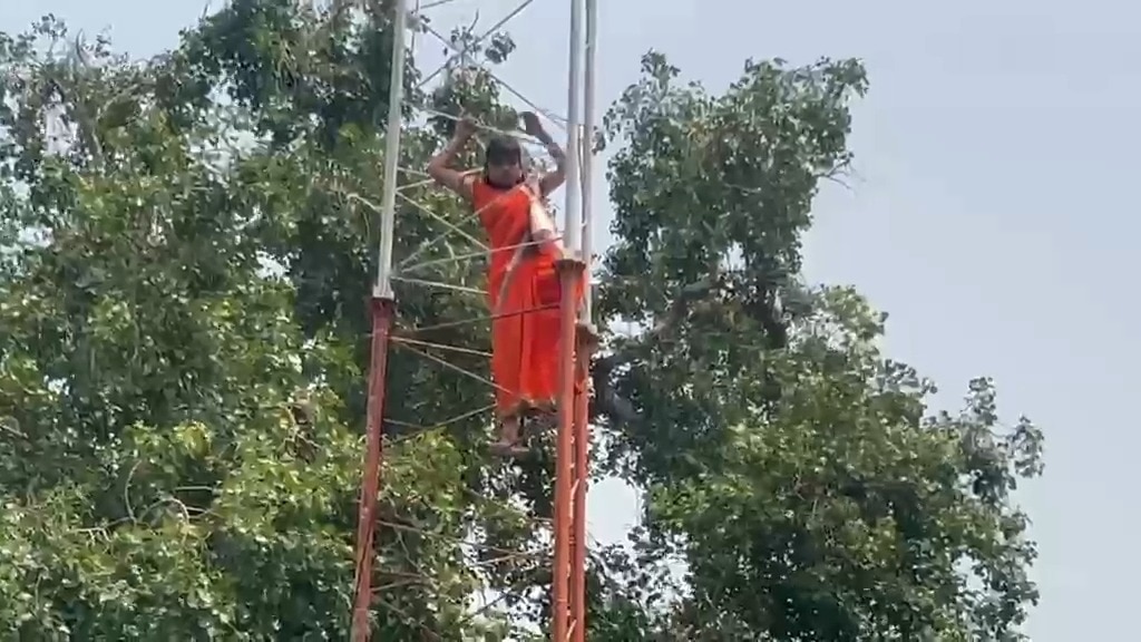  प्रेमी के लिए टावर पर चढ़ी नाबालिग. (Photo: Screengrab)