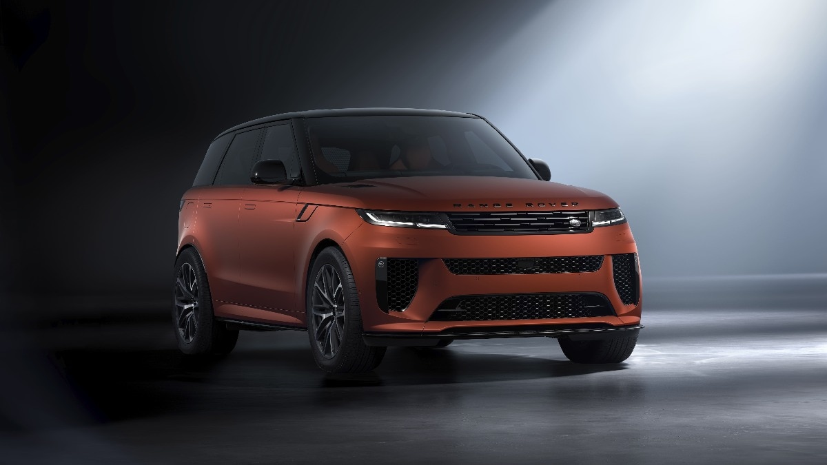 Range Rover Sport SV सिर्फ 3.8 सेकंड में 100Kmh की रिफ्तार पकड़ लेती है. (Photo: Range Rover)