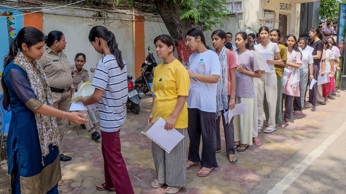 चीन में क्यों नहीं होता NEET जैसा पेपर लीक... जेल में होती है छपाई, आर्मी कैंप में होता है क्वेश्चन सेट