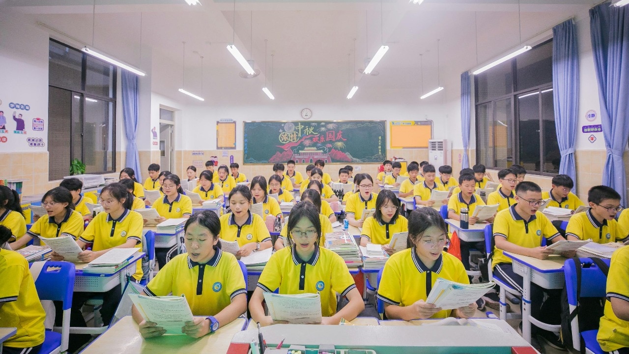 चीन में Gaokao की परीक्षा टॉप सीक्रेट ऑपरेशन की तरह कंडक्ट की जाती है. (Photo: ITG)