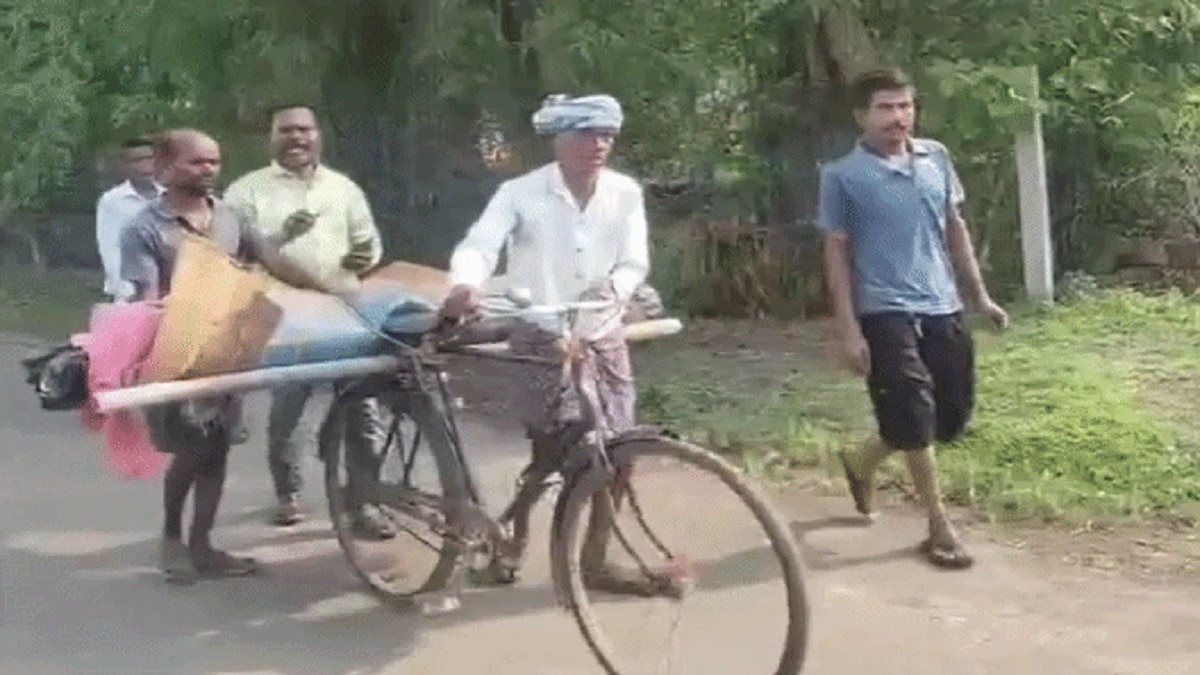शव को साइकिल पर रखकर थाने ले गए. Photo ITG