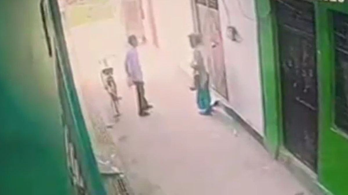 दोस्त के घर लड्डू देने पहुंचा था युवक. (Photo: Screengrab)