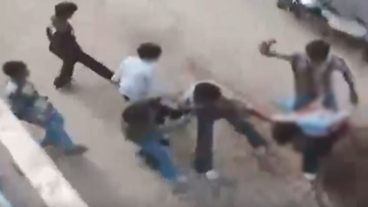 जान बचाने को लेकर चीखता-चिल्लाता रहा युवक. (Photo: Screengrab)
