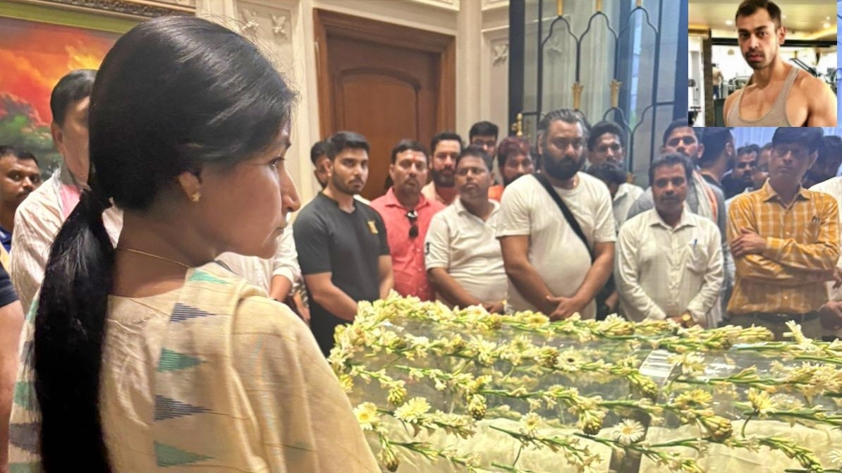 Crowds gather to pay their last respects to Prateek Yadav (Photo: ITG)