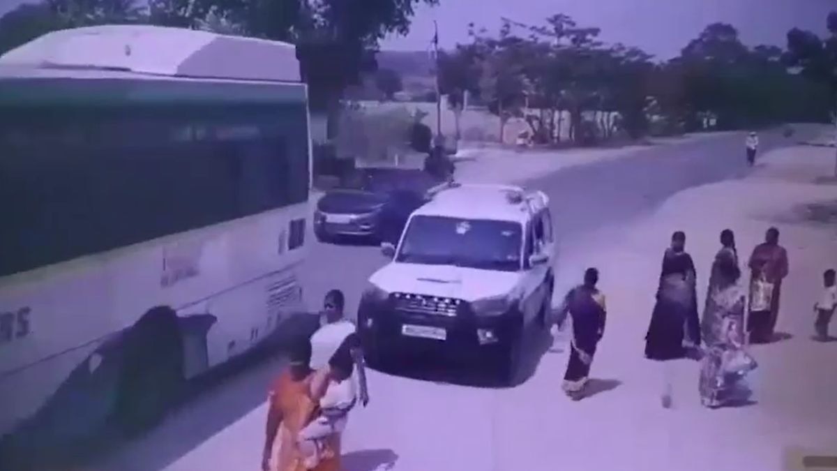 हादसे में महिला की मौत और दो लोग घायल. (Photo: Screengrab)