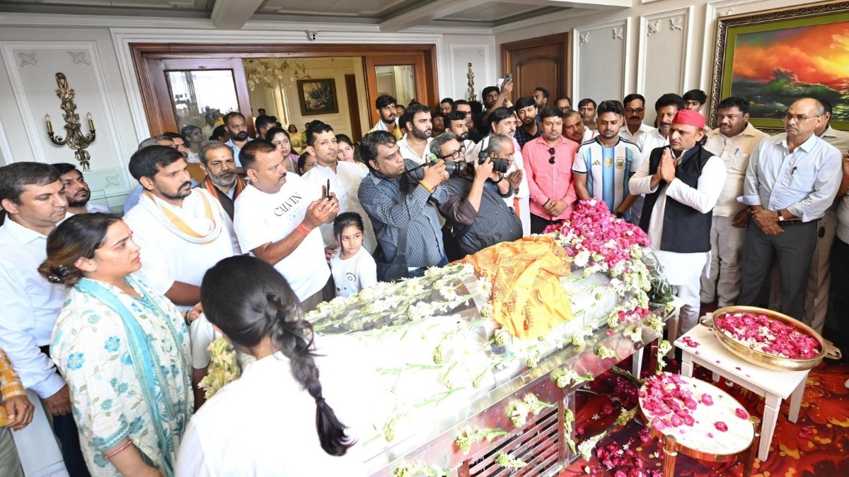 अपर्णा यादव ने अखिलेश से काफी देर तक बात की (Photo: PTI)