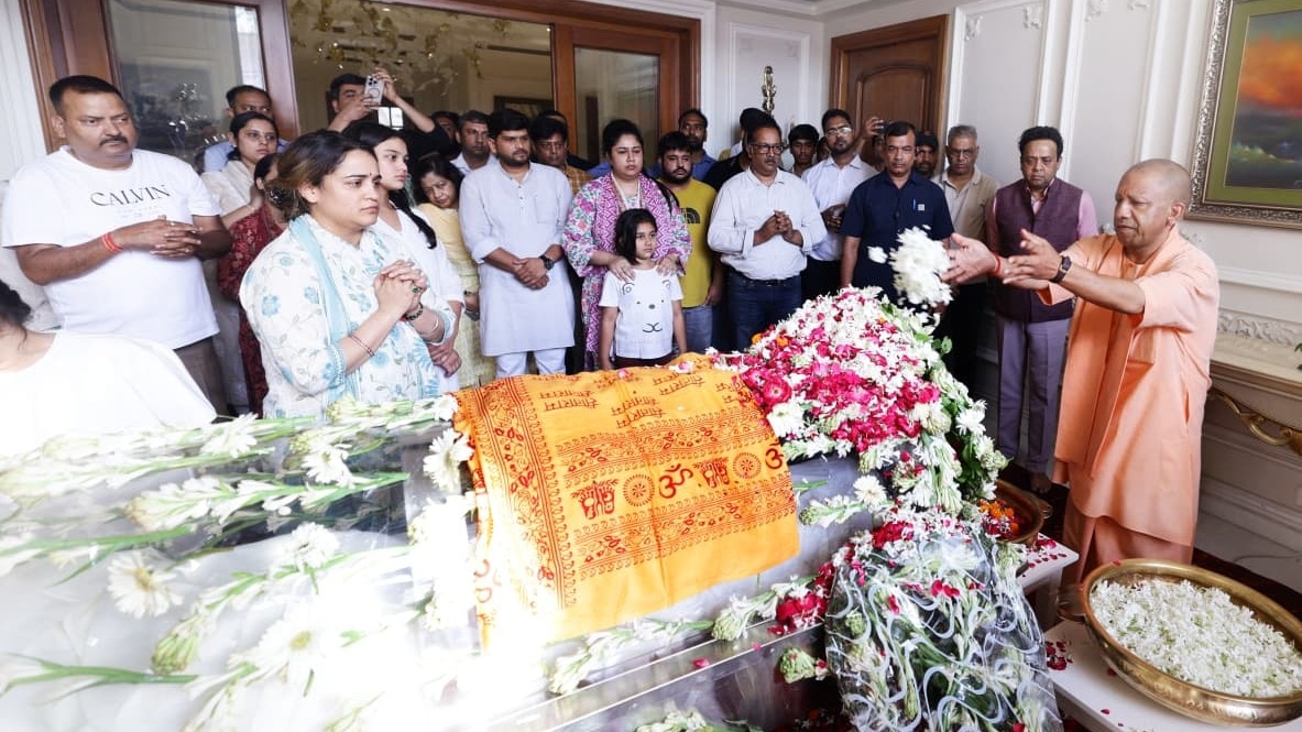 Crowd gathers to pay last respects to Prateek Yadav