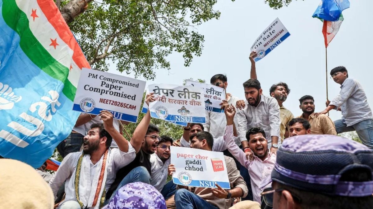 NEET पेपर लीक होने से गुस्से में छात्र. 