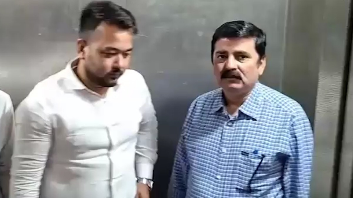 ब्लू शर्ट में डीसीपी शांतनु सिन्हा (Screengrab- ITG)