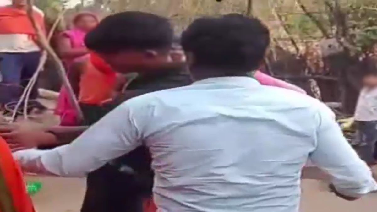 रात में गर्लफ्रेंड के पास पहुंच गया था युवक. (Photo: Screengrab)