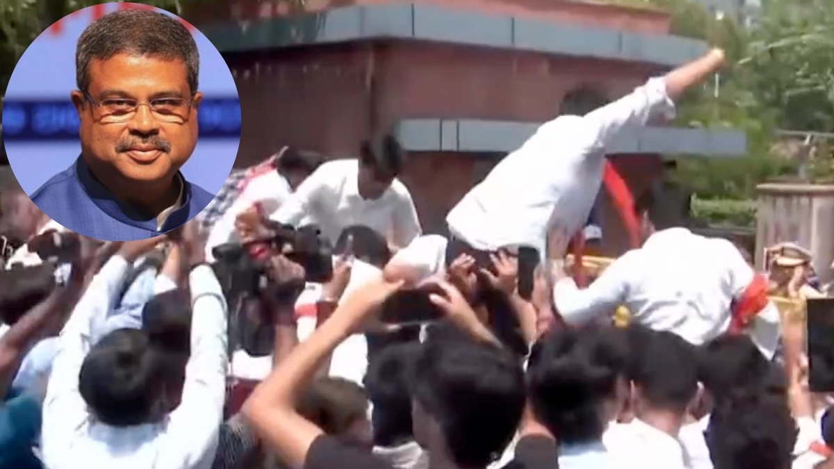 शिक्षा मंत्री धर्मेंद्र प्रधान को दिखाए गए काले झंडे, NSUI का प्रदर्शन