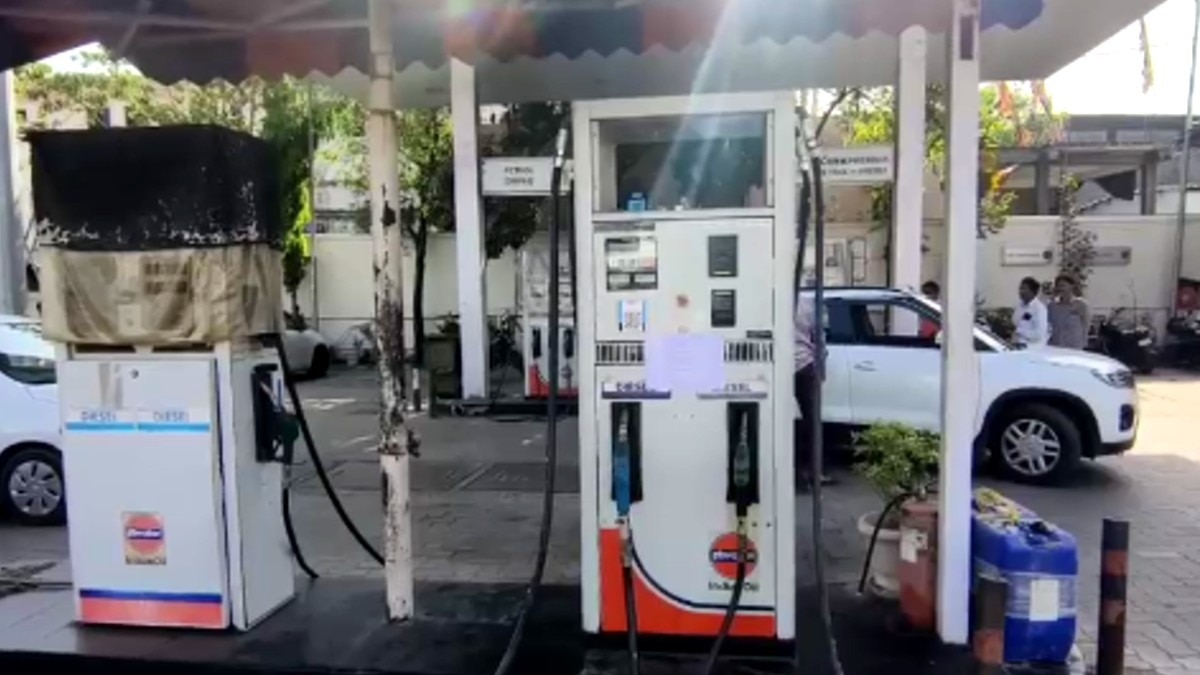 ​पेट्रोल-डीजल के लिए दर-दर भटक रहे वाहन चालक.(Photo:ITG)