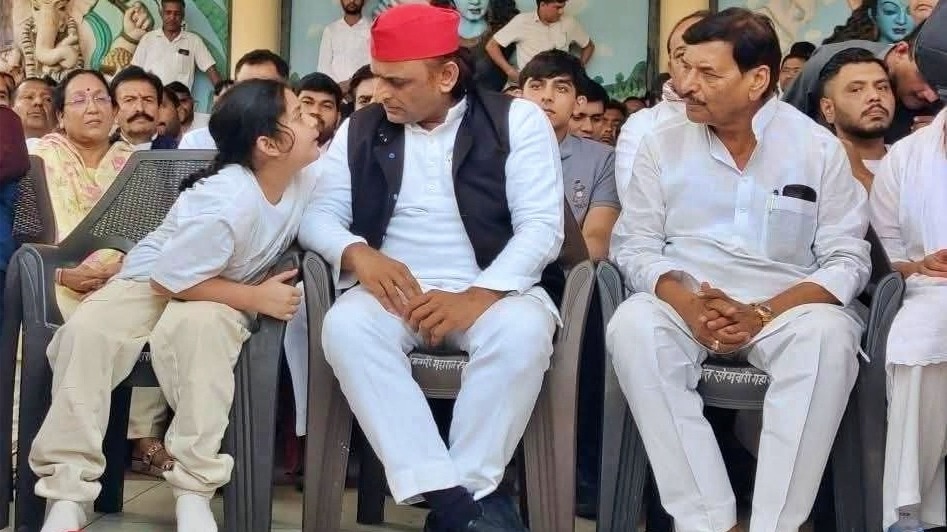 ताऊ अखिलेश... प्रतीक यादव की अंतिम विदाई में भतीजी को दुलारते दिखे